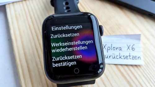 Eine Xplora X6 Smartwatch zeigt das deutsche Menü zum Zurücksetzen auf Werkseinstellungen.