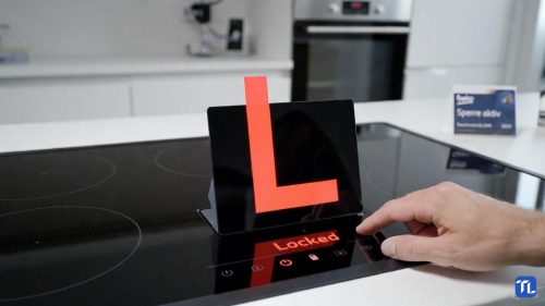Ein Beko Kochfeld zeigt die „L“-Anzeige für die Kindersicherung in einer modernen deutschen Küche.