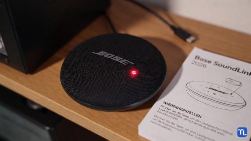 Ein Bose SoundLink Mini 2 Lautsprecher mit rot blinkender LED und deutscher Reset-Anleitung.