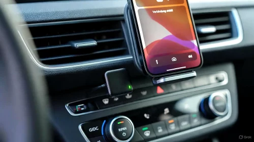 Ein Wireless CarPlay Adapter im Auto wird über das Smartphone-Backend konfiguriert, um Abbrüche zu vermeiden.