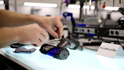 Nahaufnahme einer Dyson-Bürstenreinigung mit Fokus auf die elektrischen Kontakte und Blockaden.