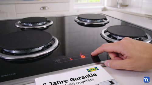 Ein IKEA Induktionskochfeld zeigt die „L“-Anzeige der Kindersicherung in einer deutschen Küche.