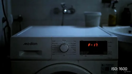 Medion Waschtrockner zeigt Fehlercode F17 auf dem Display, deutet auf Wasserzulaufproblem hin.