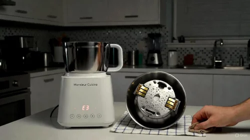 Monsieur Cuisine Connect zeigt Fehler E3: Hand trocknet nasse Kontakte am Topfboden ab, um den Fehler zu beheben.