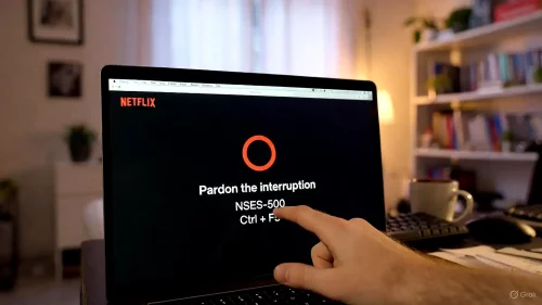 Laptop zeigt Netflix Fehlercode NSES-500 im Browser, Nutzer versucht Tastenkombination zur Lösung.