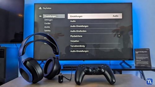 Ein PS5-Headset und Controller vor einem Fernseher mit deutschen Audio-Einstellungsmenüs.