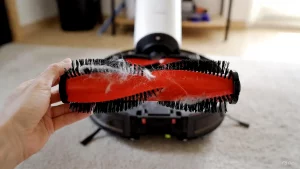 Entfernen von Haaren unter der Endkappe der Roborock Hauptbürste zur Behebung von Fehler 104.