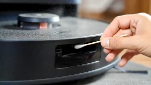 Reinigung des seitlichen Wandsensors bei Roborock Fehler 15 mit einem Wattestäbchen.
