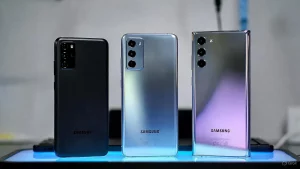 Vergleich der Samsung Galaxy A-Reihe: Plastikrahmen vs. hochwertiger Metallrahmen beim Top-Modell.