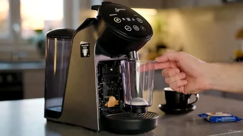 Eine Senseo Maestro Kaffeemaschine mit Fokus auf den Wassertank und die Fehlerbehebung bei blinkender Leuchte.