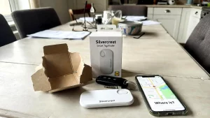 Einrichtung des Silvercrest Smart Tag Finders mit einem iPhone auf dem Küchentisch.