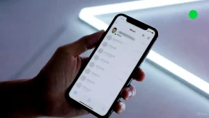 Smartphone zeigt Snapchat Chat-Liste mit grünem Punkt am Profilbild und grünem Indikator in der Statusleiste.