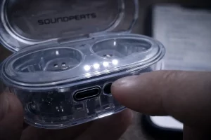 Drücken des Reset-Knopfs am Soundpeats Ladecase zur Fehlerbehebung.