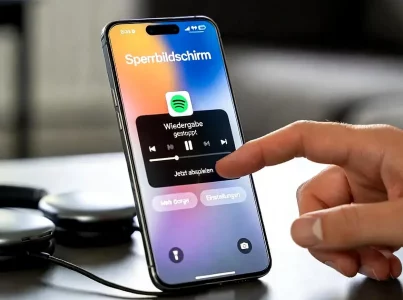 Smartphone zeigt pausiertes Spotify-Widget auf dem deutschen Sperrbildschirm.