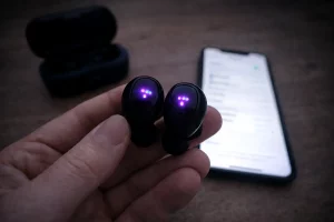 TOZO Kopfhörer Reset durchführen: LEDs blinken lila nach langem Drücken.