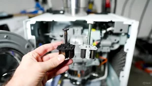 Vergleich von abgenutzten und neuen Motorkohlen bei Waschmaschinenfehler C9.