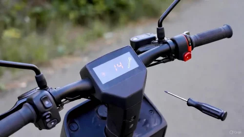 Xiaomi E-Scooter Display zeigt Fehler 14, Fokus auf defekten Gashebel.