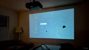 Yaber V12 Beamer projiziert Bild mit Staubflecken, gesteuert durch eine USB-Maus.