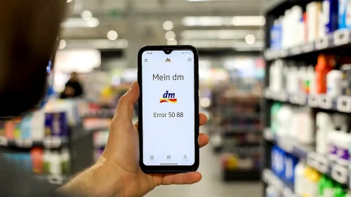 Smartphone zeigt dm App Fehler 50 88 im Drogeriemarkt beim Einkaufen.