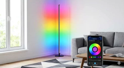 Die Govee H6076 Stehlampe steht in einer Zimmerecke und wird über die Govee Home App auf einem Smartphone gesteuert.