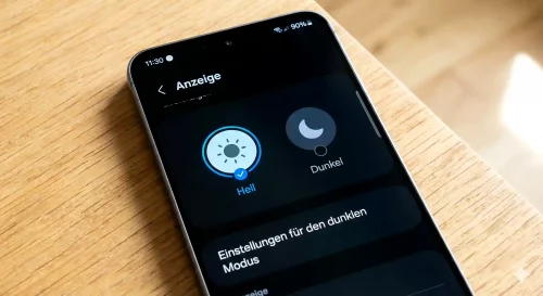 Ein Samsung Galaxy Smartphone zeigt das Display Menü mit der Auswahl zwischen Hell und Dunkel.